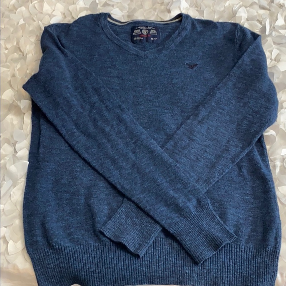 Men’s light weight sweater.
